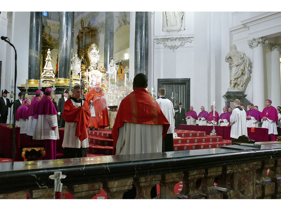 Abschlussvesper der Bischofskonferenz mit Austeilung des Bonifatiussegens (Foto: Karl-Franz Thiede)